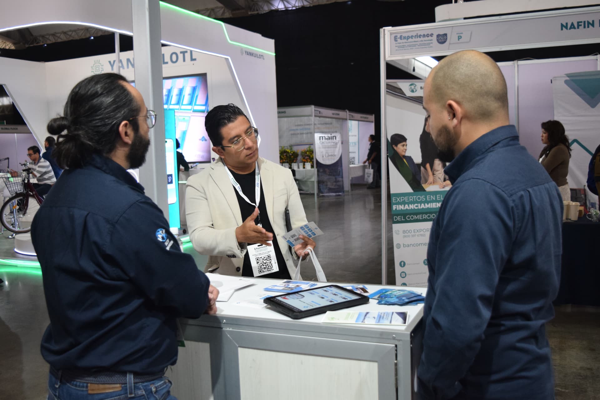 Equipo comercial de Klumex atendiendo a clientes en una feria industrial