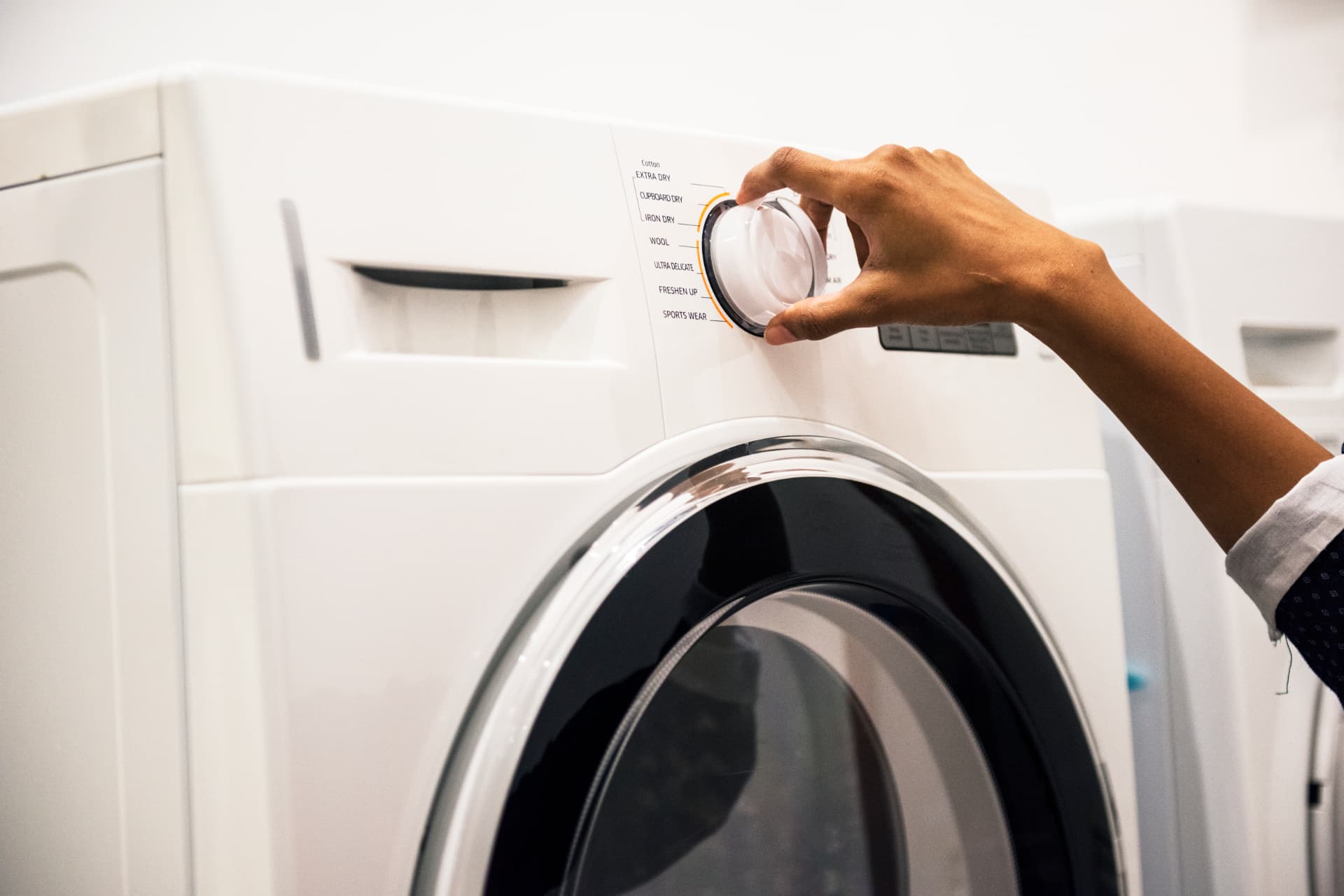 Máquina de inyección produciendo componentes para línea blanca
