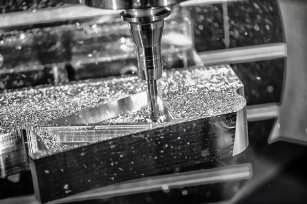 Maquinado por fresado de alta precisión de una pieza metálica con herramientas de corte CNC