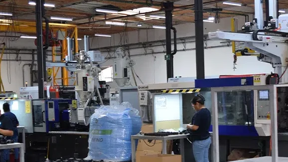 Piso de manufactura de 7,000 m² con celdas de producción organizadas
