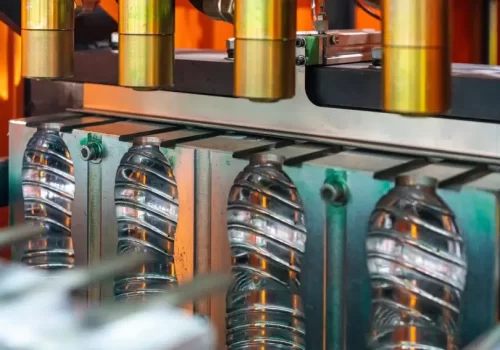 Proceso de moldeo por soplado de envases plásticos en la planta de Klumex